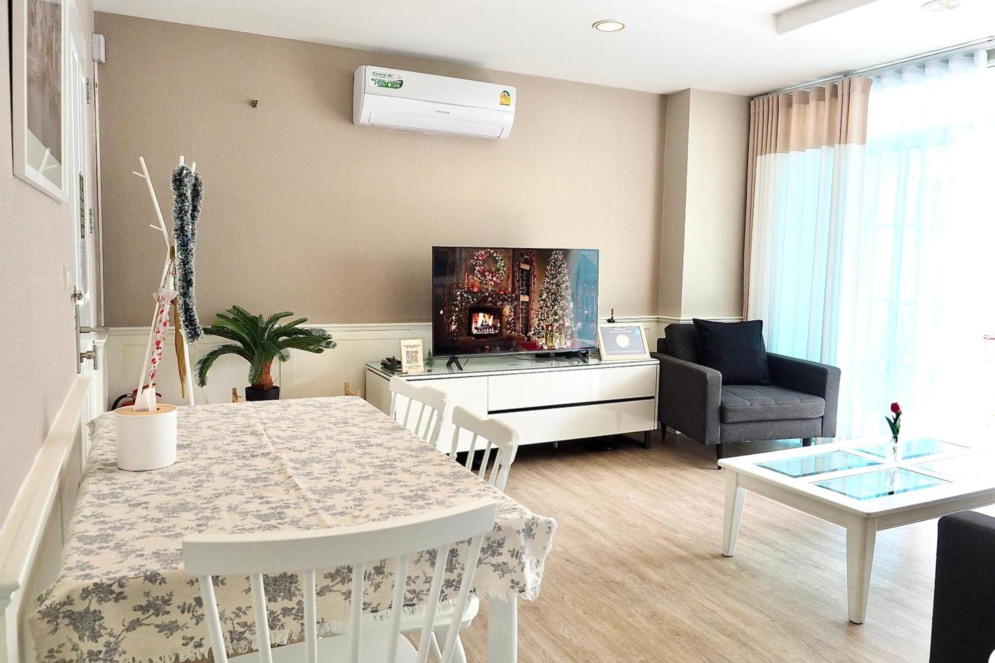 The Beach Bangsaen By Thanthita Next To Wonnapa Beach Free Disney Plus מראה חיצוני תמונה
