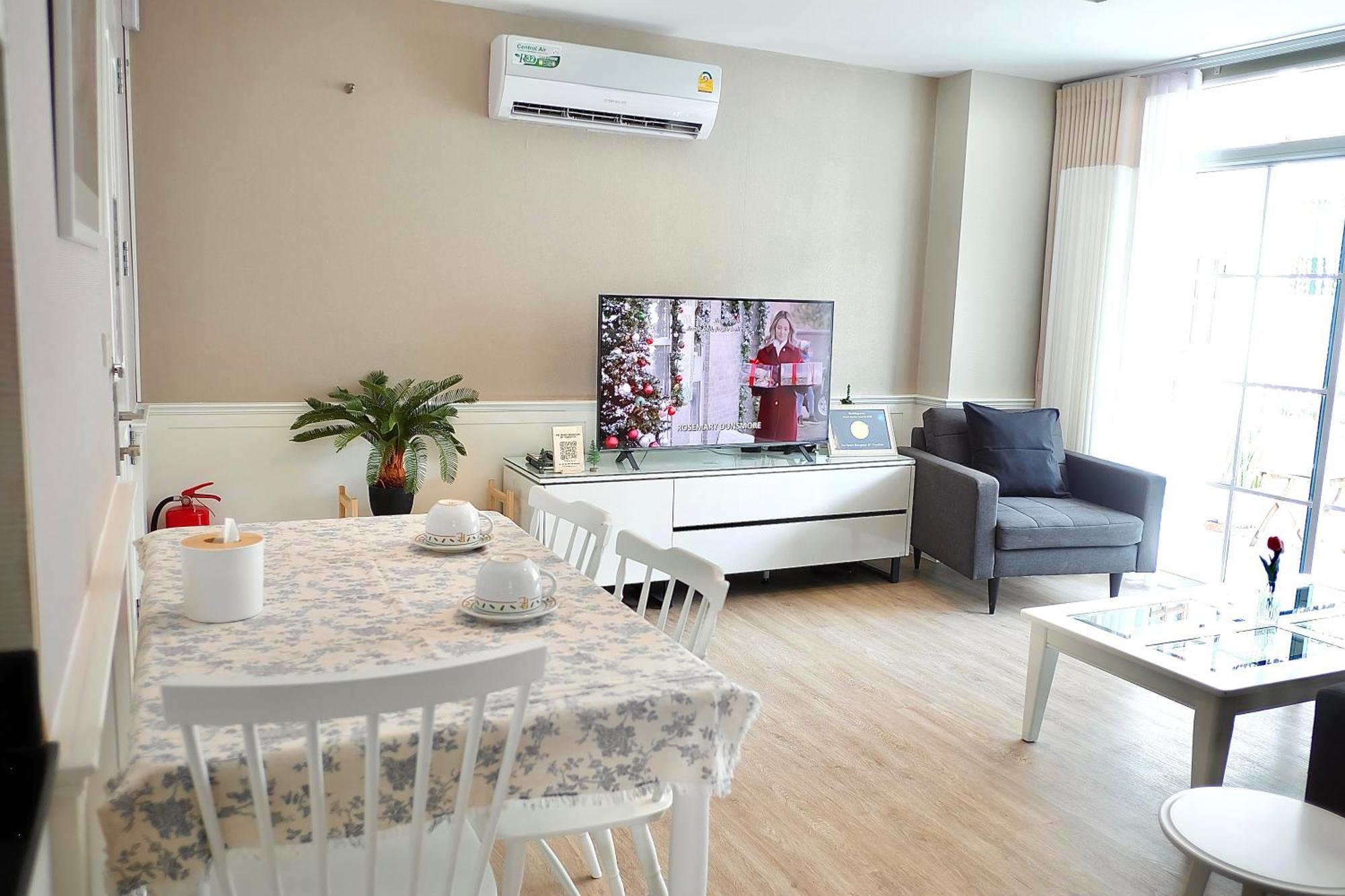 The Beach Bangsaen By Thanthita Next To Wonnapa Beach Free Disney Plus מראה חיצוני תמונה
