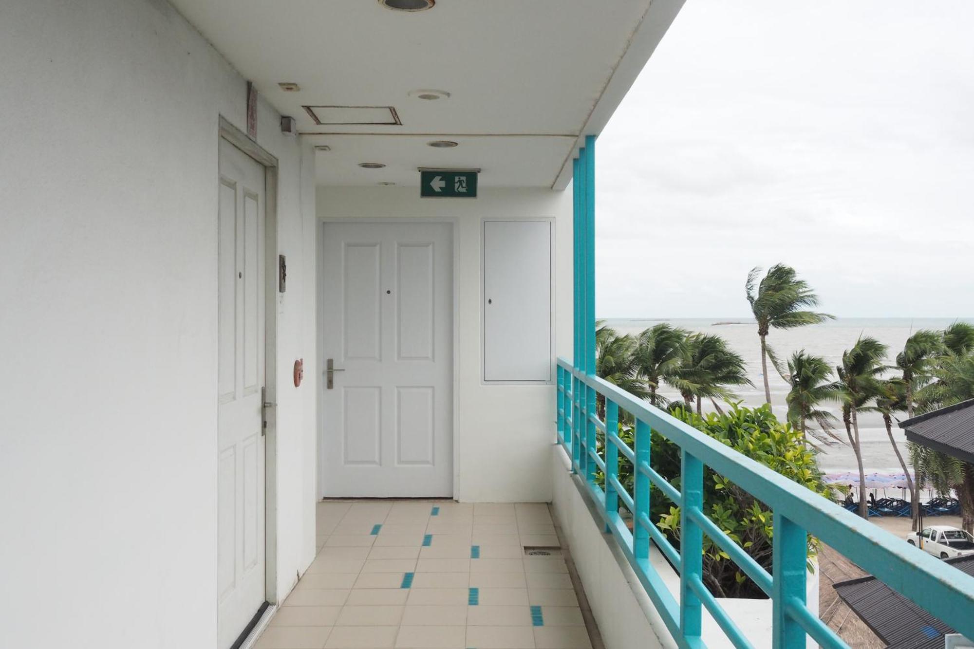 The Beach Bangsaen By Thanthita Next To Wonnapa Beach Free Disney Plus מראה חיצוני תמונה