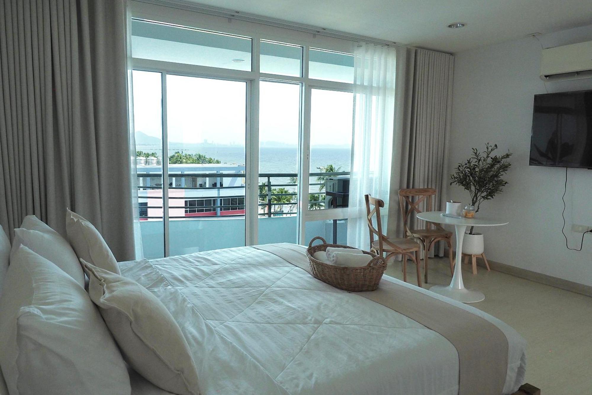 The Beach Bangsaen By Thanthita Next To Wonnapa Beach Free Disney Plus מראה חיצוני תמונה